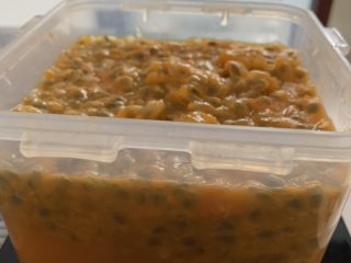 5、百香果特饮,吃不完的可以把果肉挖出来装进盒子，放冰箱随时都可以吃。