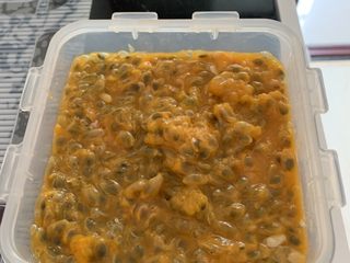 6、百香果特饮,最好放冰格里冻上，吃一块拿一块，我这条件有限，没有冰格，冻上了不好挖出。