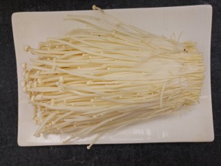 1、蒸金针菇,先准备一把金针菇