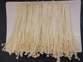 2、蒸金针菇,切掉根部