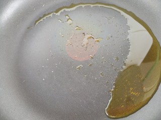 3、蒸金针菇,锅里热油