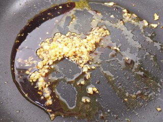 8、蒸金针菇,如图，蒜蓉汁就做好了