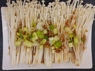 10、蒸金针菇,再撒上葱花