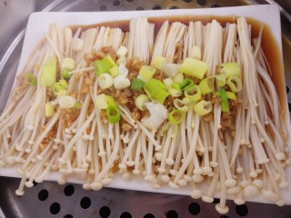 13、蒸金针菇,蒸好的金针菇