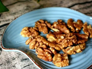 1、枣夹核桃,核桃仁准备好