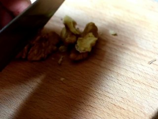 6、枣夹核桃,核桃仁对半切开，备用