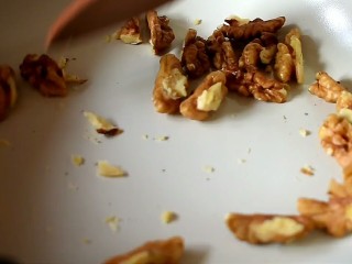 7、枣夹核桃,处理好的核桃仁放入锅中炒香，盛出