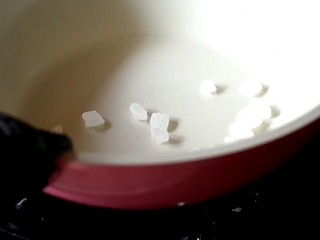 8、枣夹核桃,锅内倒入冰糖