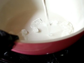 9、枣夹核桃,再加入100ml清水大火煮开