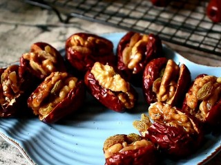 14、枣夹核桃,我又在每个枣夹核桃里加了两个葡萄干，更加美味啦