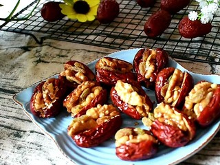 15、枣夹核桃,枣夹核桃就做好啦，开吃吧！我先替你们尝一尝！