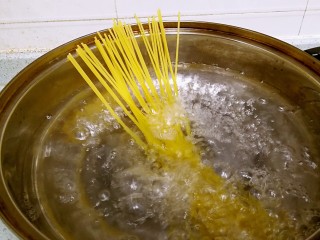 1、奶油蘑菇培根意粉,锅里烧开水,加一小勺盐,放入意粉,煮熟。