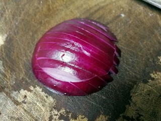 5、奶油蘑菇培根意粉,再竖刀切数刀,同样最左端不要切断。