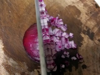 6、奶油蘑菇培根意粉,最后刀刃垂直于洋葱横切面,把洋葱切成小粒。