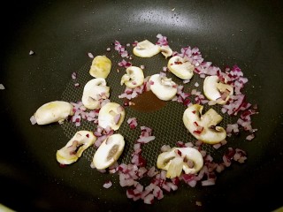 9、奶油蘑菇培根意粉,倒入蘑菇,小火煎至表面微焦,夹起三片蘑菇备用。