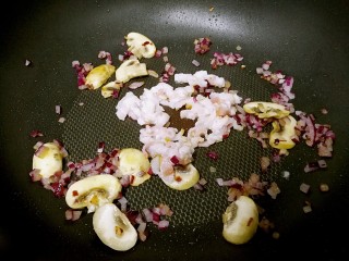 10、奶油蘑菇培根意粉,倒入培根,小火翻炒一下。