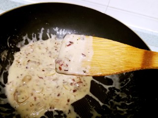 16、奶油蘑菇培根意粉,一边小火加热一边搅拌,直到形成能挂壁的浓稠酱汁。