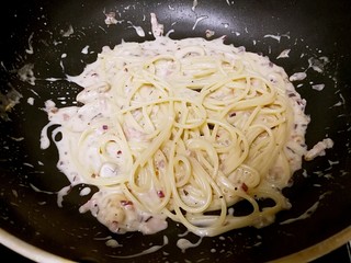 18、奶油蘑菇培根意粉,直接倒入酱汁中,拌匀,让意粉充分吸收酱汁。