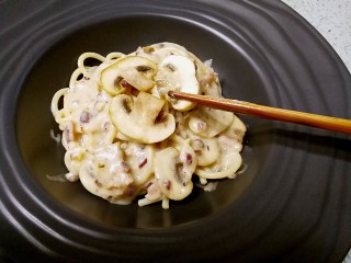 19、奶油蘑菇培根意粉,装盘,把之前夹起的蘑菇片摆放在上面。