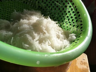 5、潮汕+广章,静置半个小时左右去除白萝卜的水分（筛盆下面可以放个盆盛萝卜水）