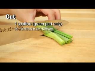 2、日式照烧鸡肉串,葱叶切成小段备用