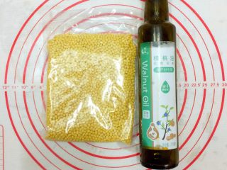 1、Diy手工蔓越莓绿豆糕,准备去皮绿豆和核桃油