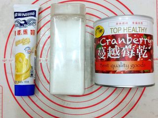 2、Diy手工蔓越莓绿豆糕,准备炼乳、白砂糖、蔓越莓果干