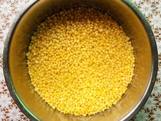 3、Diy手工蔓越莓绿豆糕,去皮绿豆洗净，用水浸泡十个小时