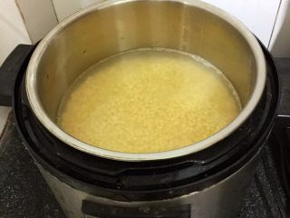 4、Diy手工蔓越莓绿豆糕,放入高压锅煮熟