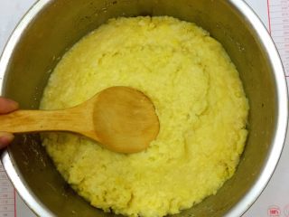 6、Diy手工蔓越莓绿豆糕,用勺子压成泥