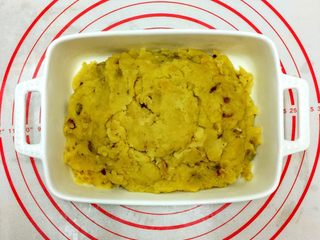 8、Diy手工蔓越莓绿豆糕,把炒好的绿豆沙盛在碗里，摊凉备用