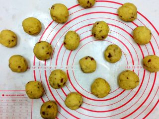 9、Diy手工蔓越莓绿豆糕,捏成大小均匀的团子，每个大概30克。我的模具是50克，供大家参考一下。