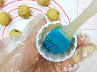 10、Diy手工蔓越莓绿豆糕,在绿豆糕模具里刷油，方便脱模。