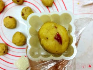 11、Diy手工蔓越莓绿豆糕,将绿豆沙团子放入模具里