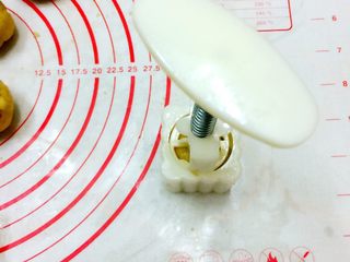 12、Diy手工蔓越莓绿豆糕,压制成型