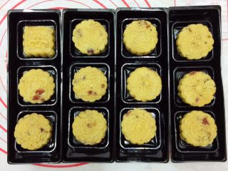 15、Diy手工蔓越莓绿豆糕,绿豆糕成品图，放入专用的小盒子里，在冰箱冷藏后即可食用