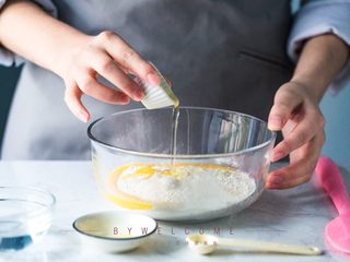 2、麻辣小龙虾披萨,倒入鸡蛋液，再将玉米油和水混合一起倒入面粉中，将其和匀成团；