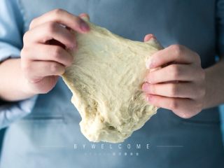 3、麻辣小龙虾披萨,将成团的面团放在干净桌面上揉到拉扯起来有面筋的扩展状态；