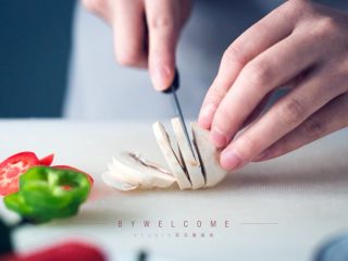 5、麻辣小龙虾披萨,蔬菜洗净，口蘑切片；