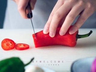 7、麻辣小龙虾披萨,青、红辣椒各切四五片待用；