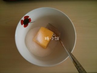 1、【椰蓉广式月饼】 ,准备椰蓉馅：黄油60G室温软化后加白砂糖40G打发