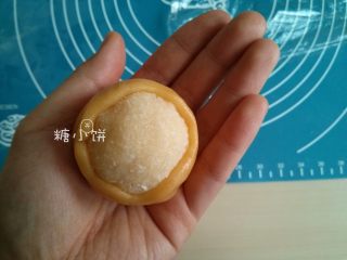 3、【椰蓉广式月饼】 ,用手把饼皮从下往上顺着椰蓉馅推