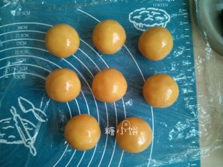 5、【椰蓉广式月饼】 ,包裹完全部8个生坯