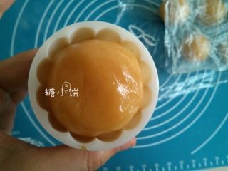 6、【椰蓉广式月饼】 ,取一个生坯塞入压模中