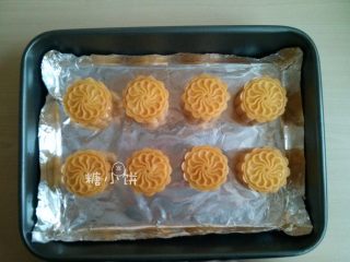 7、【椰蓉广式月饼】 ,压出来，摆在铺好锡纸的烤盘上
