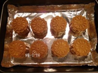 8、【椰蓉广式月饼】 ,送入预热好170摄氏度的烤箱中层，上下火12分钟