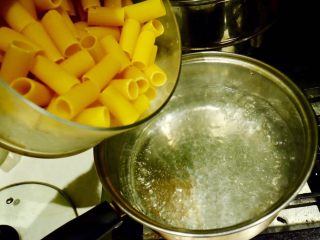 4、希腊风味烤通心粉,将意面倒入加了盐的沸水中 煮8分钟
