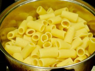 5、希腊风味烤通心粉,不要煮的太软 沥干