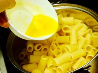 6、希腊风味烤通心粉,将黄油倒入煮好的意面里 搅拌均匀