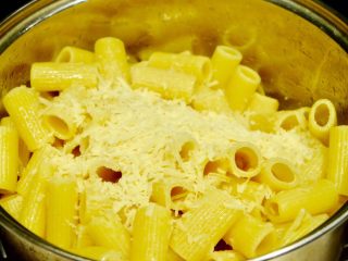 7、希腊风味烤通心粉,然后撒上帕玛森芝士 继续搅拌 注意动作轻柔 别弄碎了意面